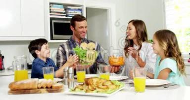 家庭在家一起吃健康的饭菜